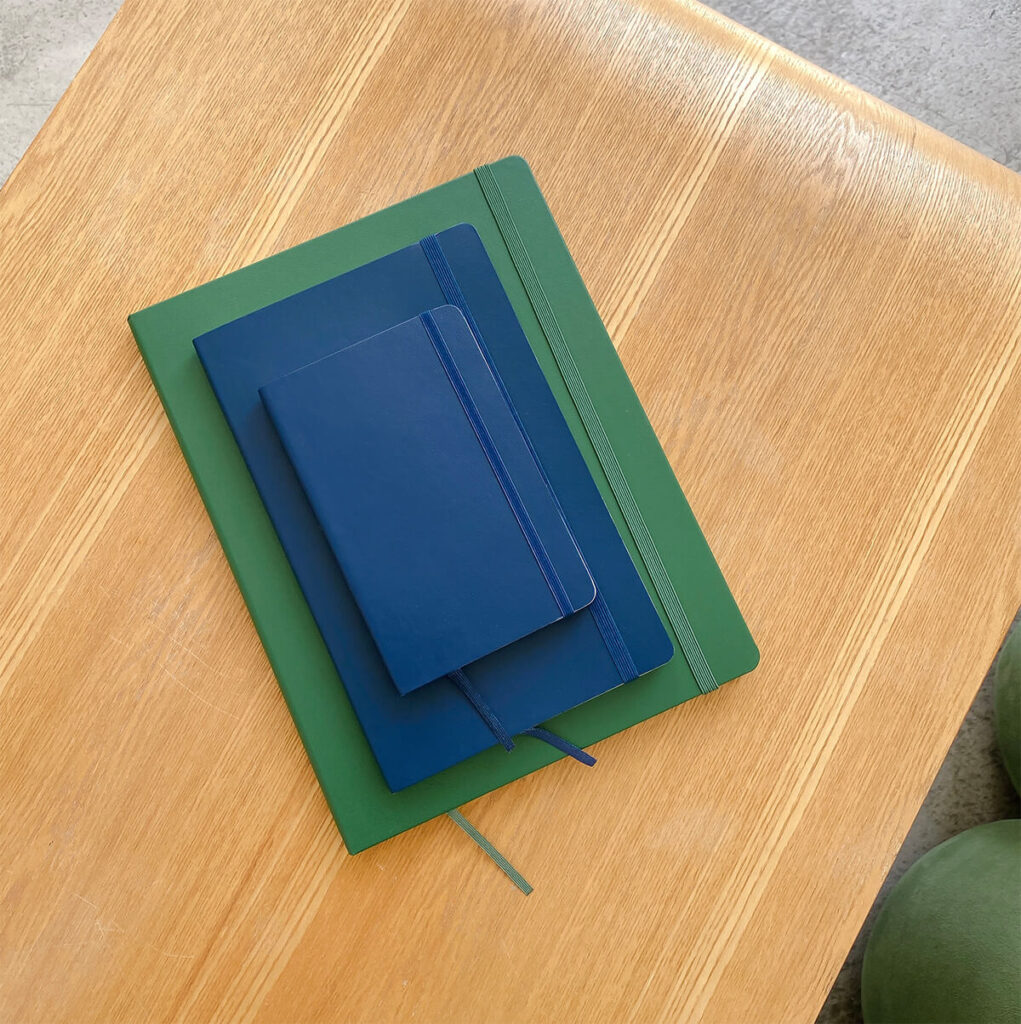 rôzne formáty týždenníkov a plánovačov vedľa seba – A6, A5 a A4