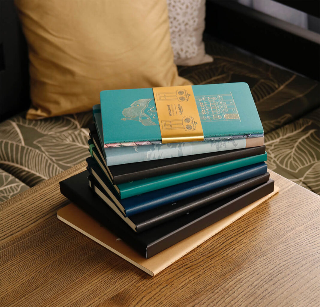 rôzne týždenníky a plánovače rozložené na stole