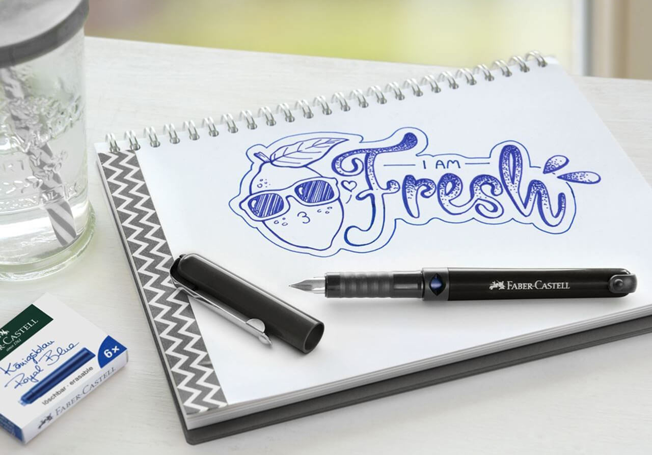 písanie plniacim perom do zápisníka