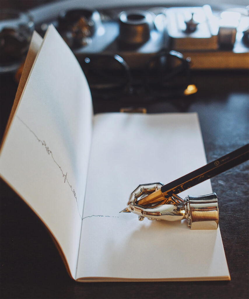 otvorený zápisník s čistými stranami