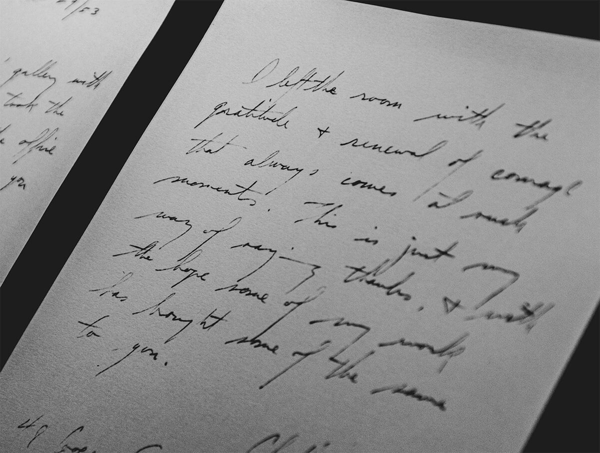 detail písania atramentovým perom na papieri