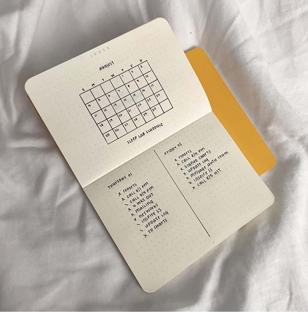 Bodkovaný zápisník s ručne písanými symbolmi