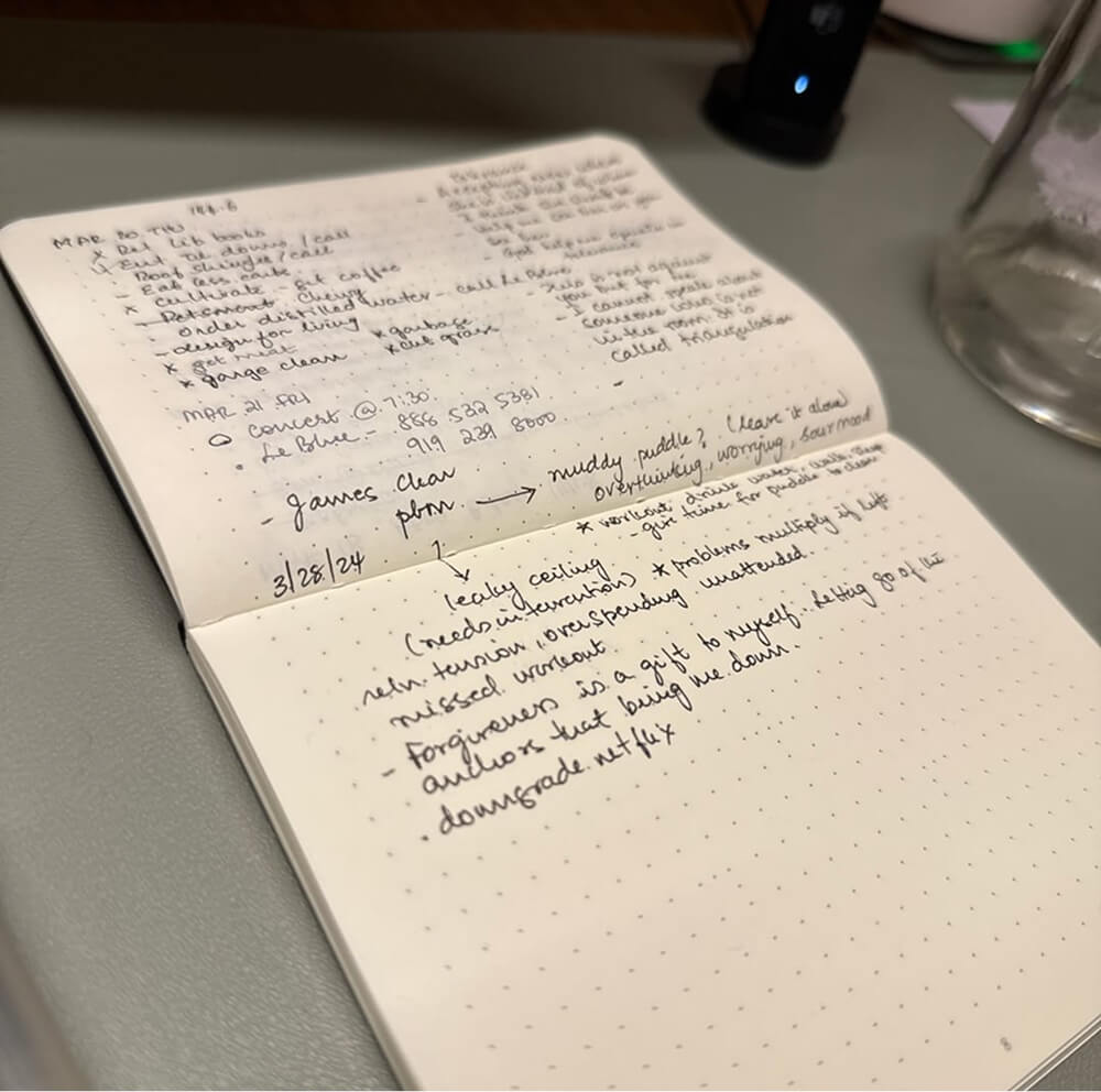 Bodkovaný zápisník s ručne písanými symbolmi