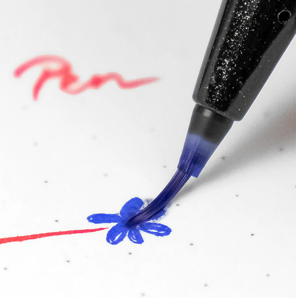 detail štetcového hrotu s atramentom na papieri