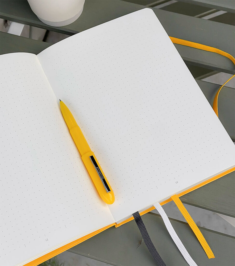 bodkovaný zápisník Leuchtturm1917 otvorený na stránke