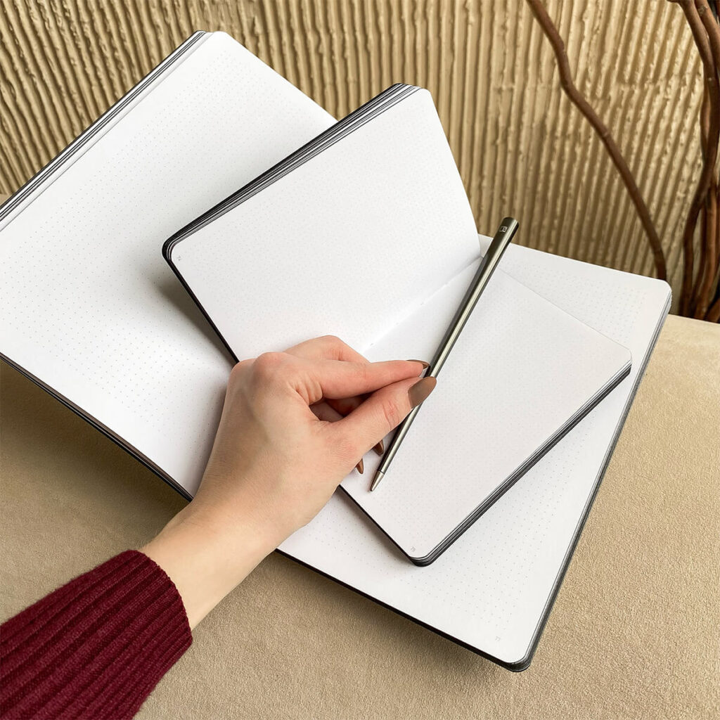 bodkovaný zápisník Nuuna otvorený detail papiera