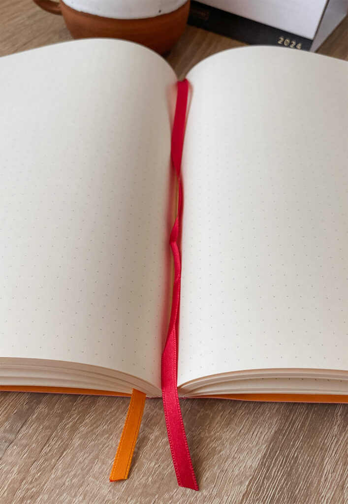 Papier v zápisníku Rhodia