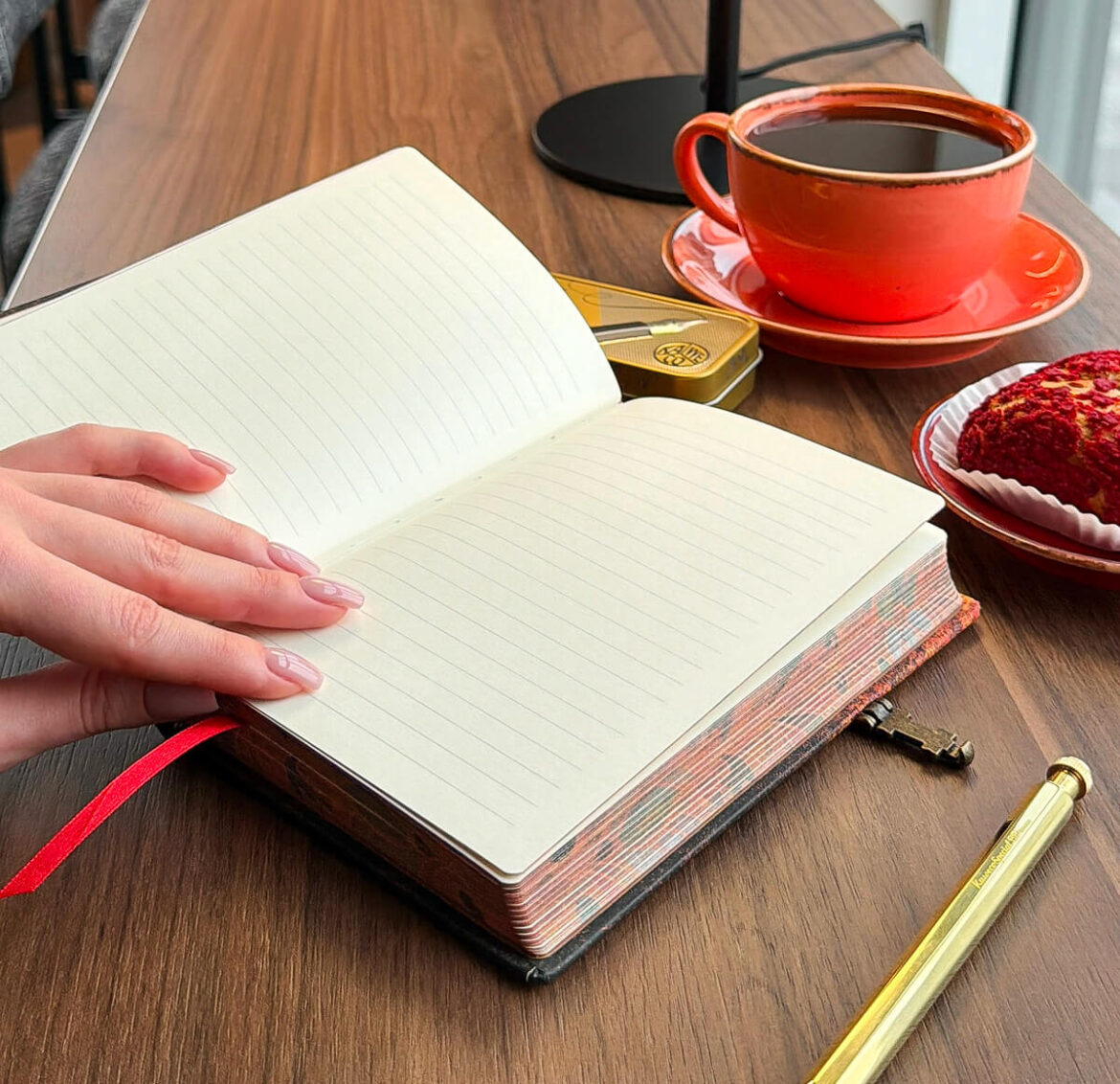 otvorený zápisník s čistými stranami pripravený na písanie