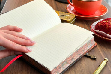 otvorený zápisník s čistými stranami pripravený na písanie