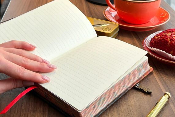 otvorený zápisník s čistými stranami pripravený na písanie