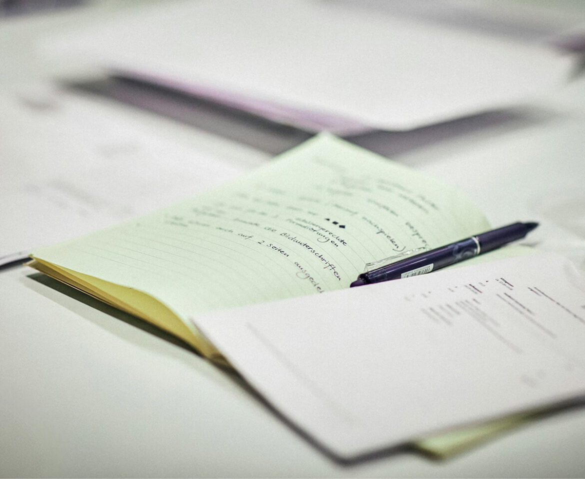 Zápisník s perom na stole