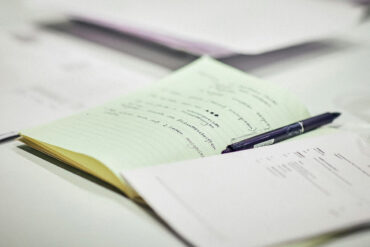 Zápisník s perom na stole