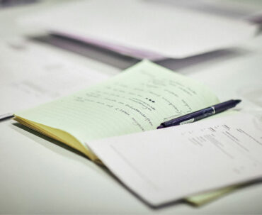 Zápisník s perom na stole