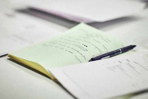 Zápisník s perom na stole