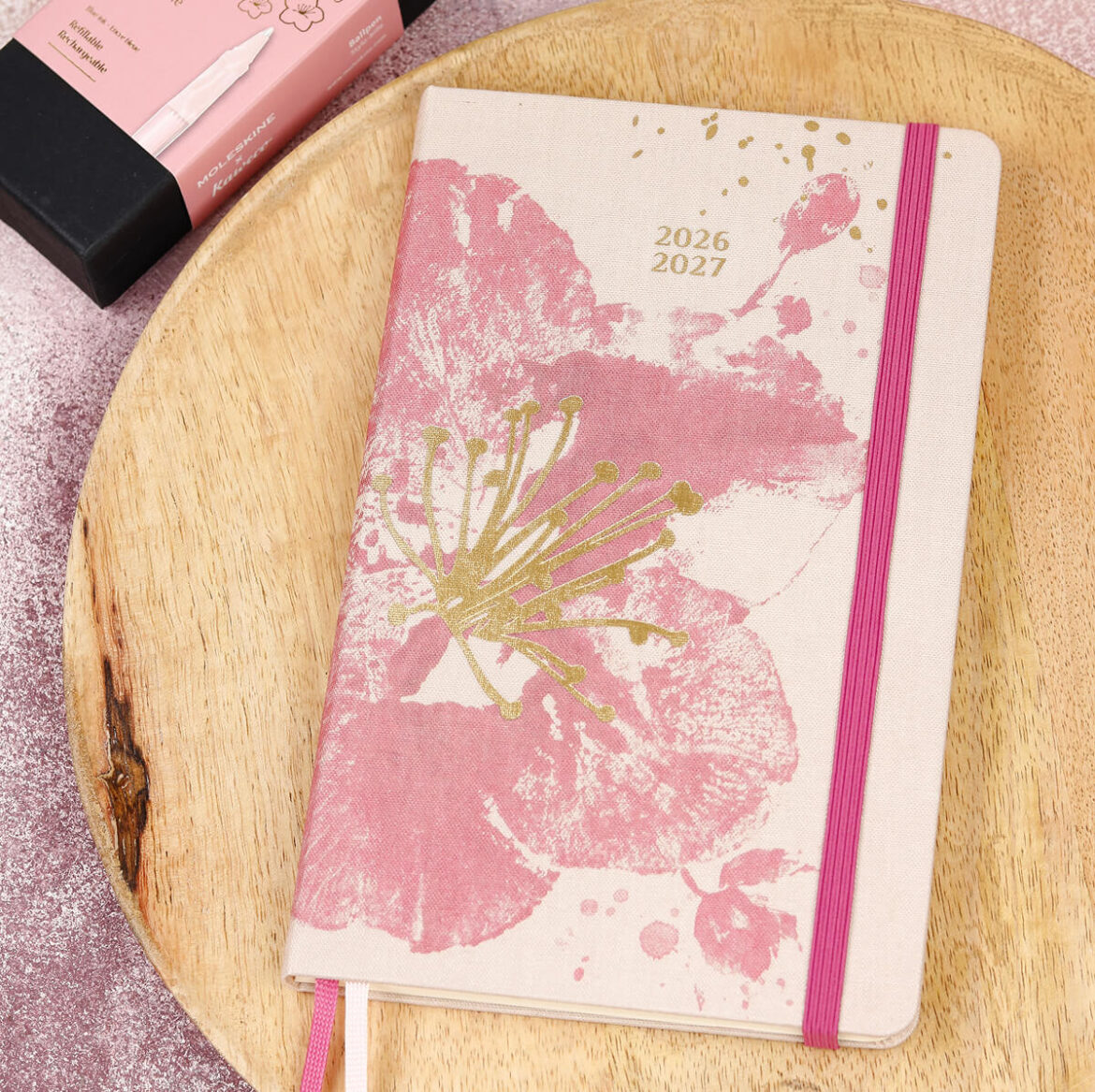 zatvorený týždenný diár Moleskine Sakura na stole