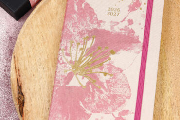 zatvorený týždenný diár Moleskine Sakura na stole