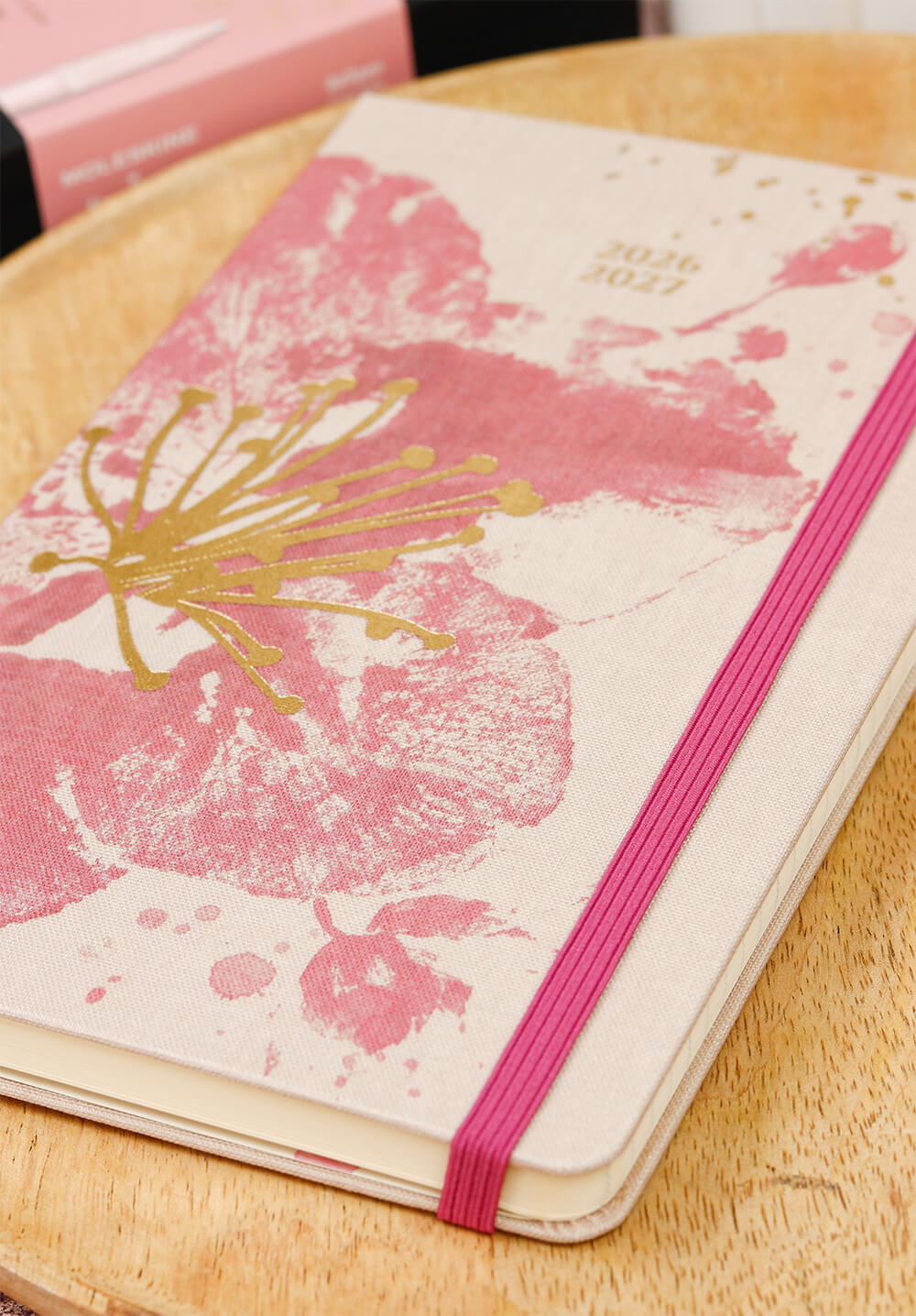 zatvorený týždenný diár Moleskine Sakura na stole
