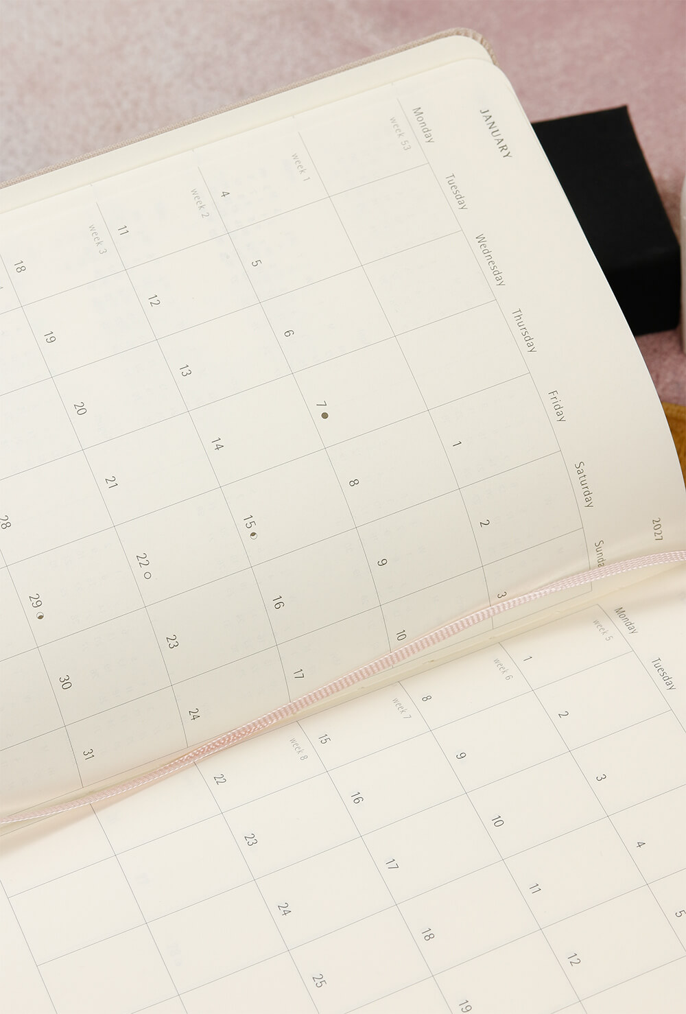 mesačný plán v diári Moleskine Sakura